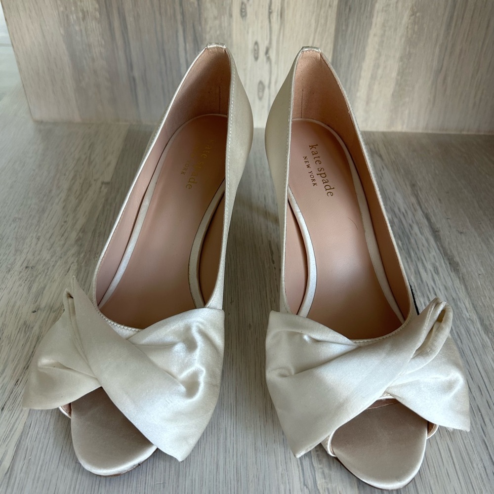 Kate Spade satin hills, woman shoes 7 size, very good condition. Ivory color